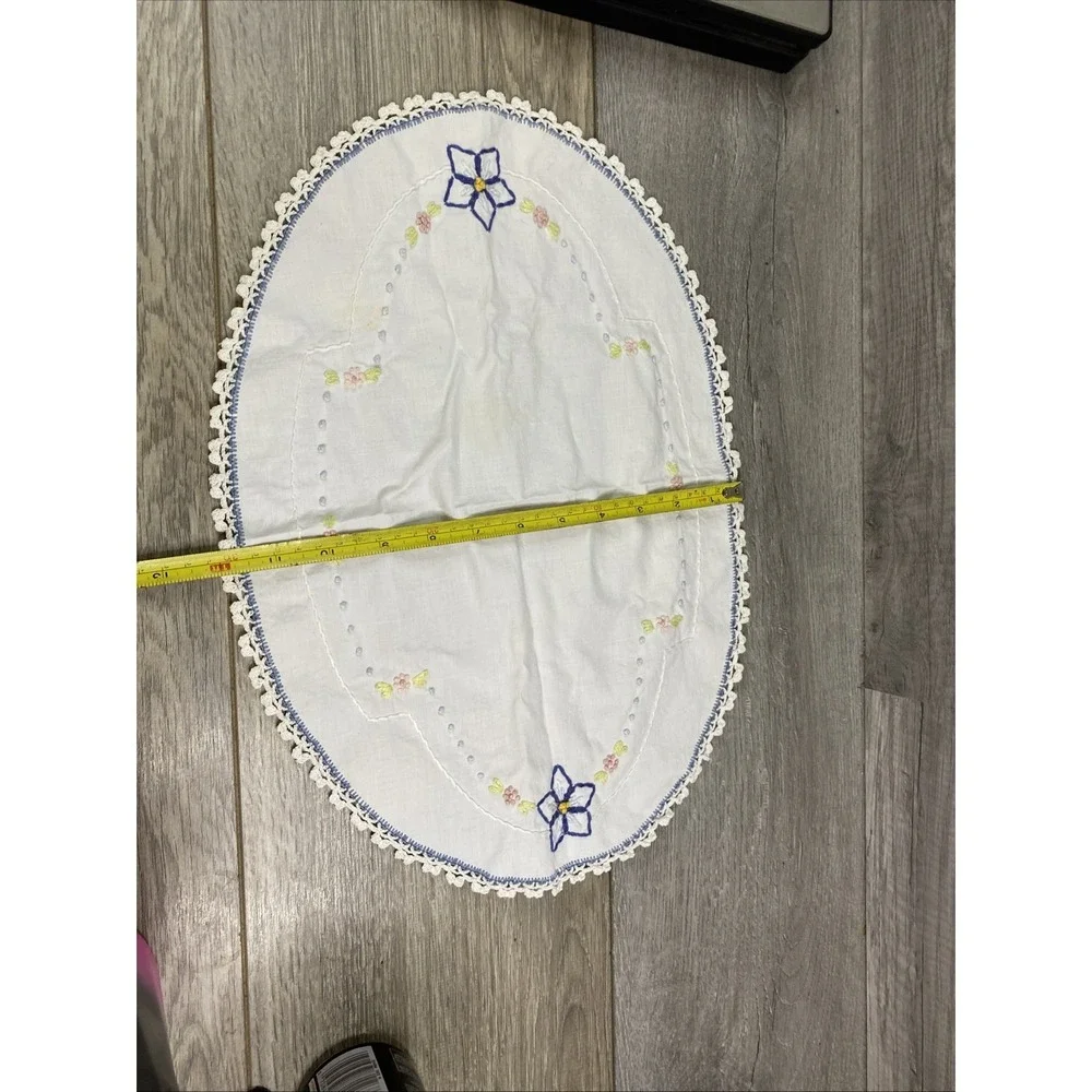 Vintage Floral Hand Embroidered Crocheted Trim Oval Doily Table Runner‎